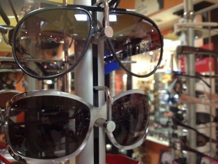 Általában a jobb napszemüvegeken rajta van a tükröződésmentesítő és karcvédő réteg