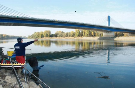 Az újonnan megépített híd alatt egy hosszú, egyenletes kőszórás található, ami kiváló horgászhelynek bizonyult