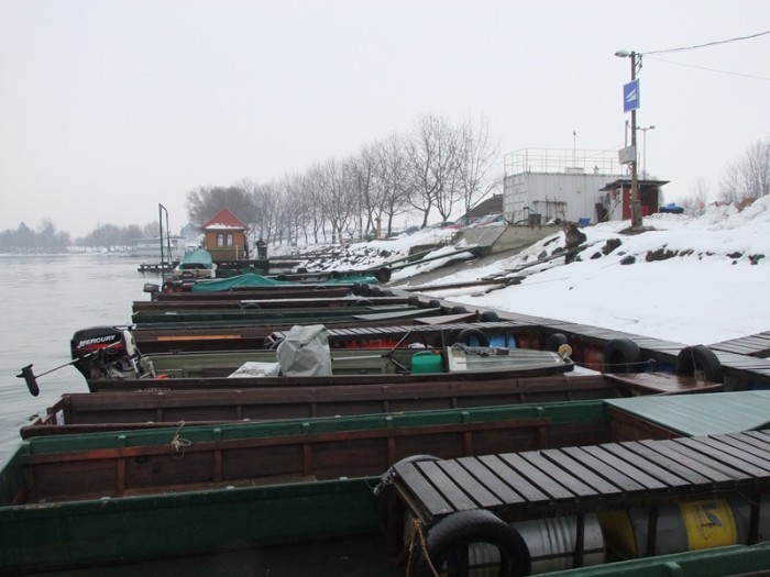 A kikötőben a csónakot ki kell szabadítani a jég fogságából